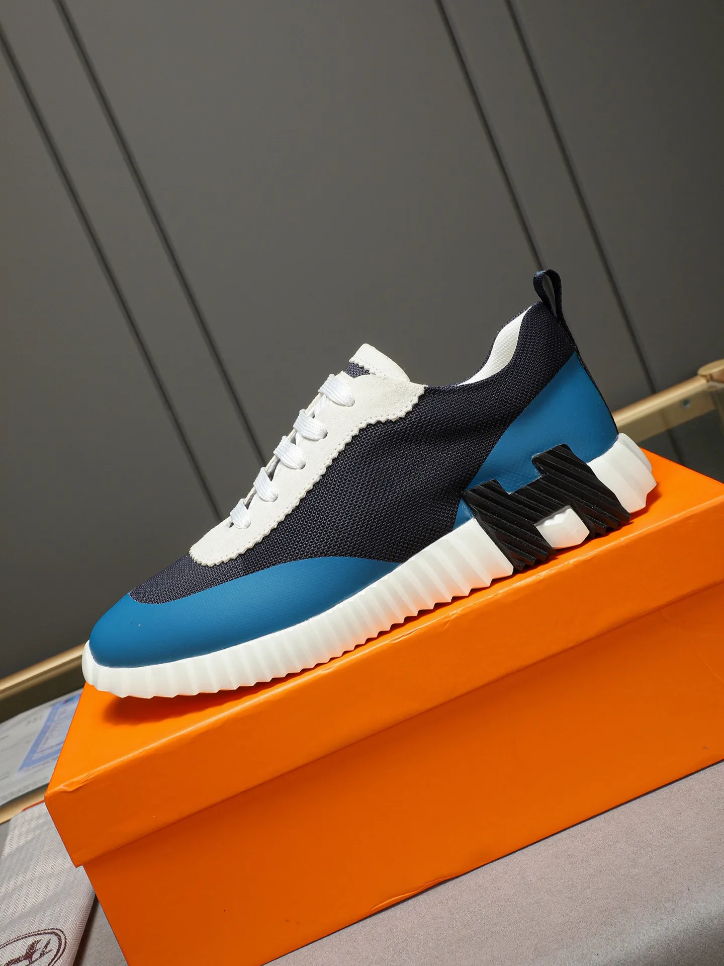 Men's shoes 💰460 [Hermes] fe new arrival~ New Bouncing sneakers Hermès are the most comfortable shoes, no one else⃣️, they are very light on the feet and look great, you will not feel tired when you go shopping and running around 👍 Very light and comfortable, extremely light, suitable for both sports and leisure, and feel great when you step on them! It’s up to you to choose, there’s always what you want~ ✔️Fabric: First layer frosted➕Imported glue➕Breathable mesh ✔️Inner lining: Imported mesh ✔️Outsole: Original outsole ✔️Size: Men’s 38-44 (45 custom-made)